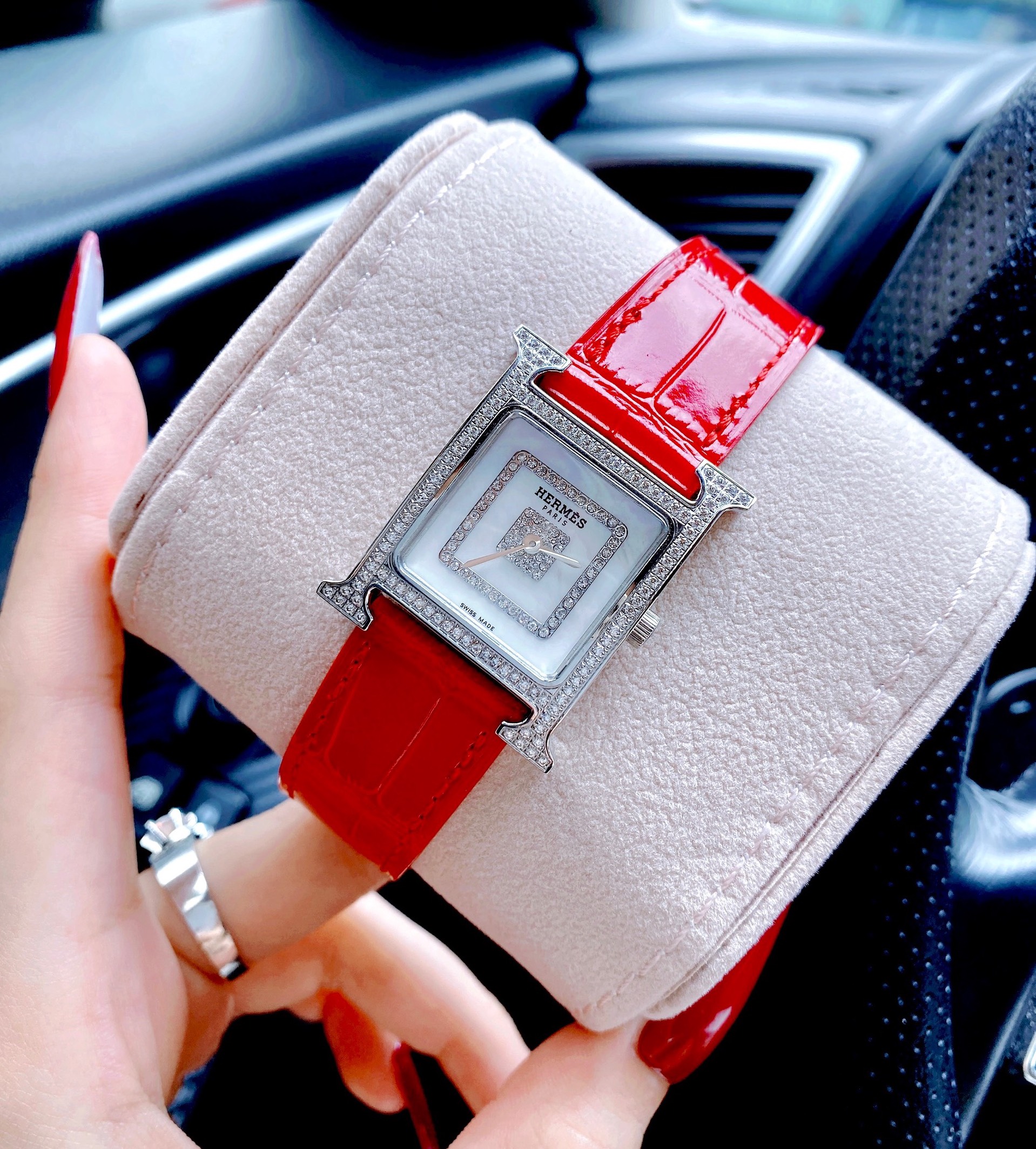 Bật mí cách chọn màu sắc đồng hồ hợp phong thuỷ cho cả năm rực rỡ